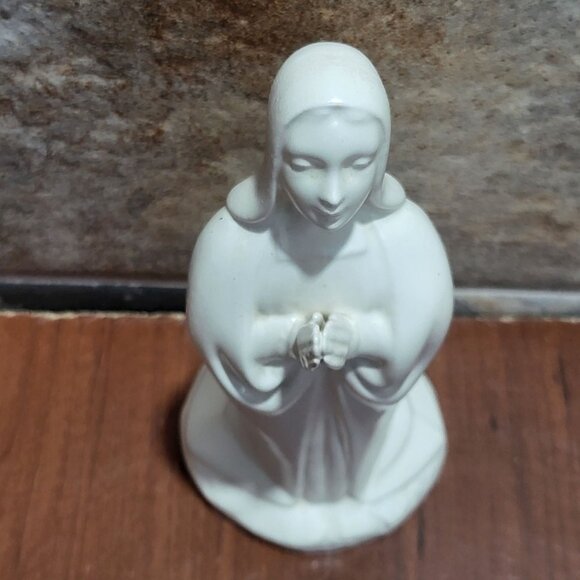 Vintage Virgin Mary Praying Mother Madonna - Picture 3 of 10